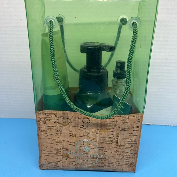 Bath & Body Works Eucalyptus Spearmint Gift Bag Set - Picture 5 of 7